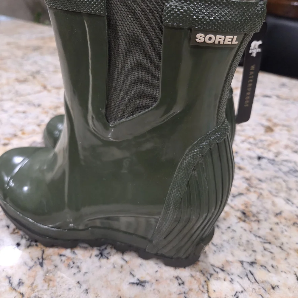NWT Sorel Joan Rain Chelsea Ankle Bootie Rubber Wedge Boots Size 6 - Picture 3 of 9
